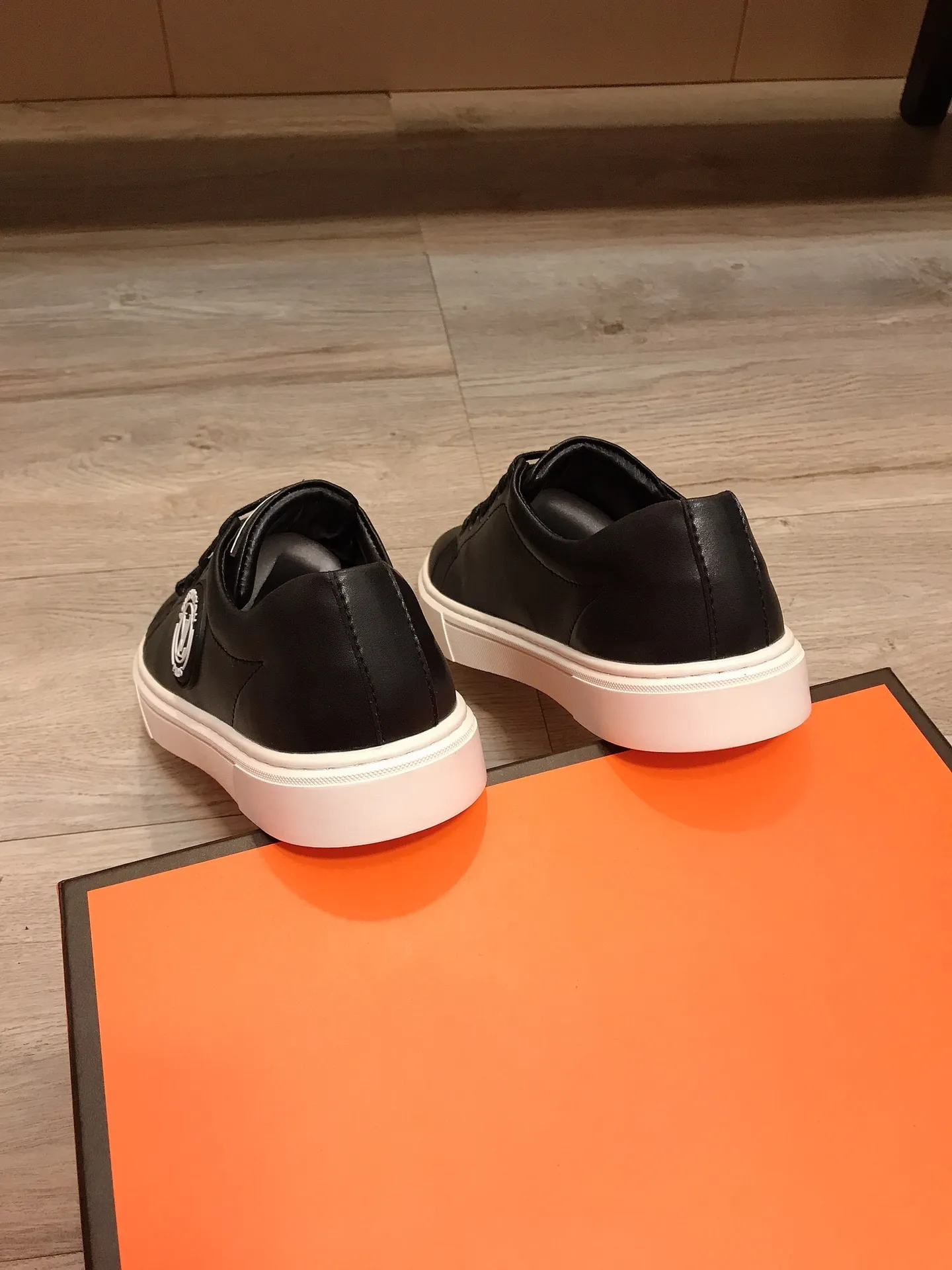 Factory price P360 👟👟💥【LV Louis Vuitton】The latest trendy casual shoes for men, made of imported cowhide with brand logo, genuine leather lining, rubber outsole that is wear-resistant and non-slip, high-level version, perfect on-foot effect, and exquisite workmanship. Code number: 38-44